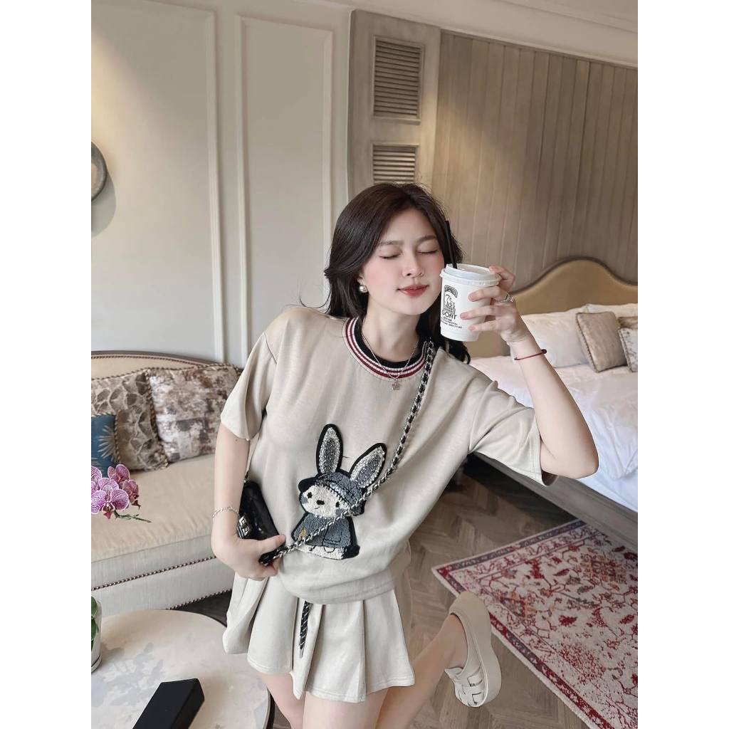 set đồ nữ , áo thun phối chân váy xếp ly ngắn xòe thêu hình gấu năng động Donna hcom25738