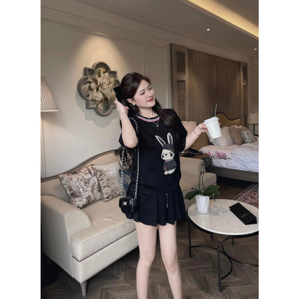 set đồ nữ , áo thun phối chân váy xếp ly ngắn xòe thêu hình gấu năng động Donna hcom25738
