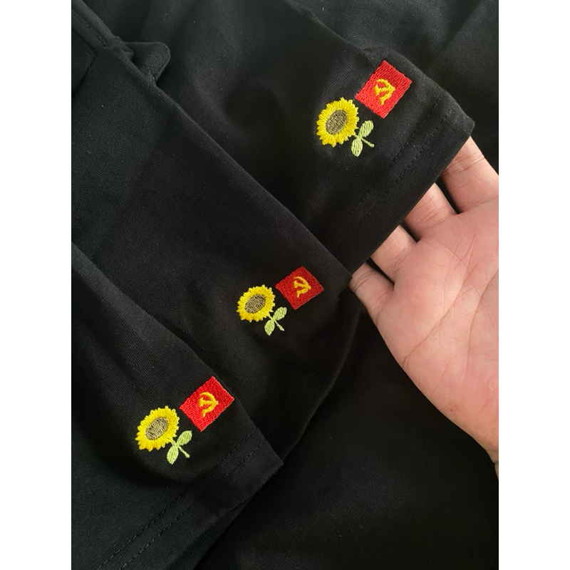 Áo phông unisex cao cấp thêu họa tiết LÁ CỜ VIỆT NAM VÀ CÂY HOA HƯỚNG DƯƠNG chất liệu cotton thoáng mát co giãn tb215t
