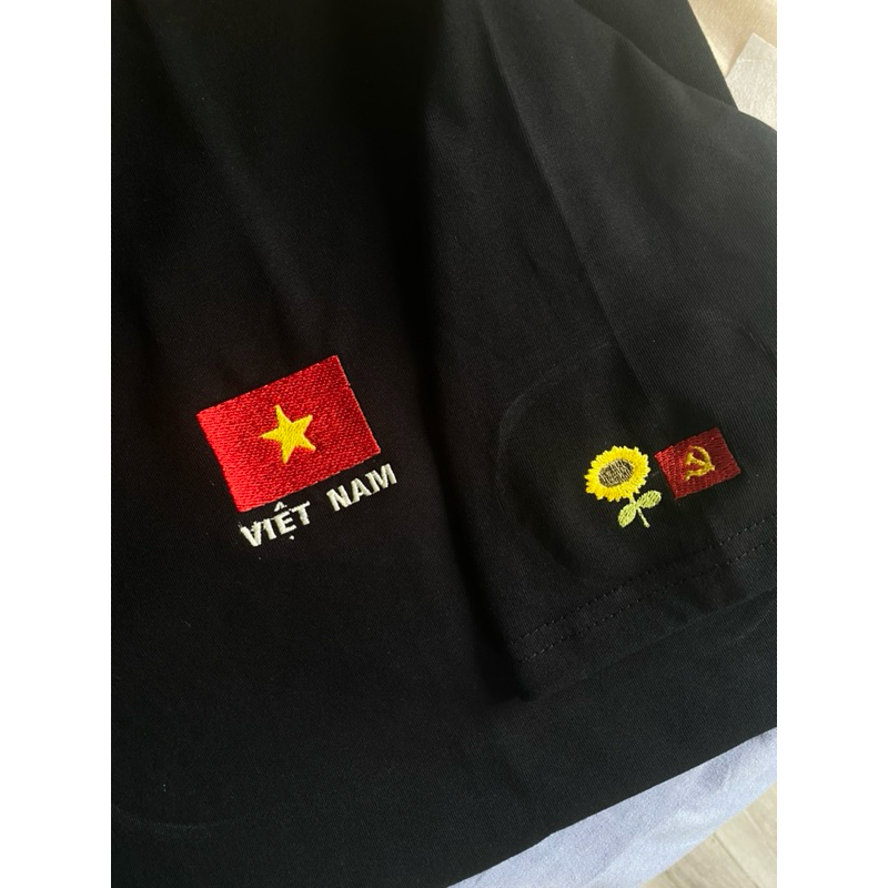 Áo phông unisex cao cấp thêu họa tiết LÁ CỜ VIỆT NAM VÀ CÂY HOA HƯỚNG DƯƠNG chất liệu cotton thoáng mát co giãn tb215t