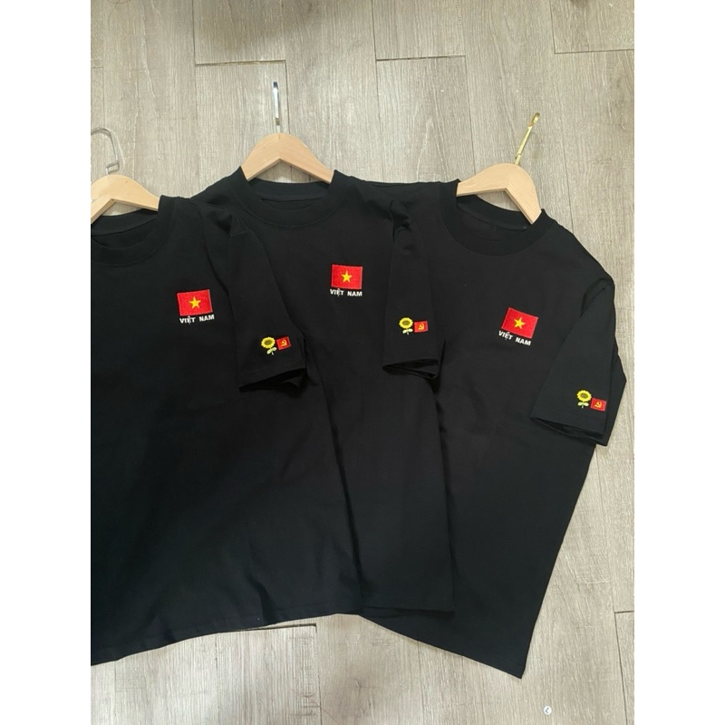 Áo phông unisex cao cấp thêu họa tiết LÁ CỜ VIỆT NAM VÀ CÂY HOA HƯỚNG DƯƠNG chất liệu cotton thoáng mát co giãn tb215t