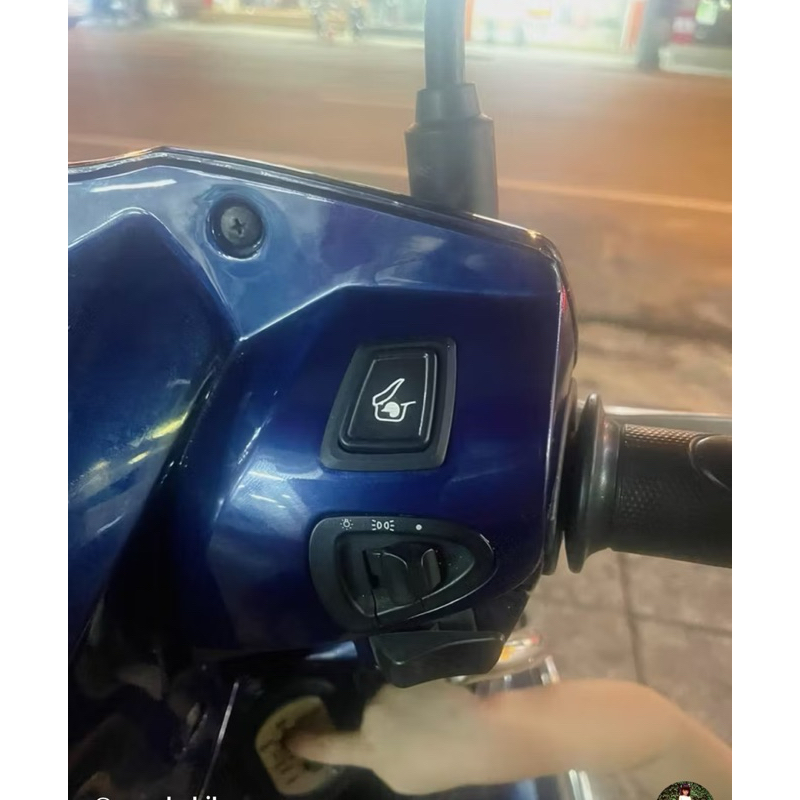 Công tắc mở yên xe