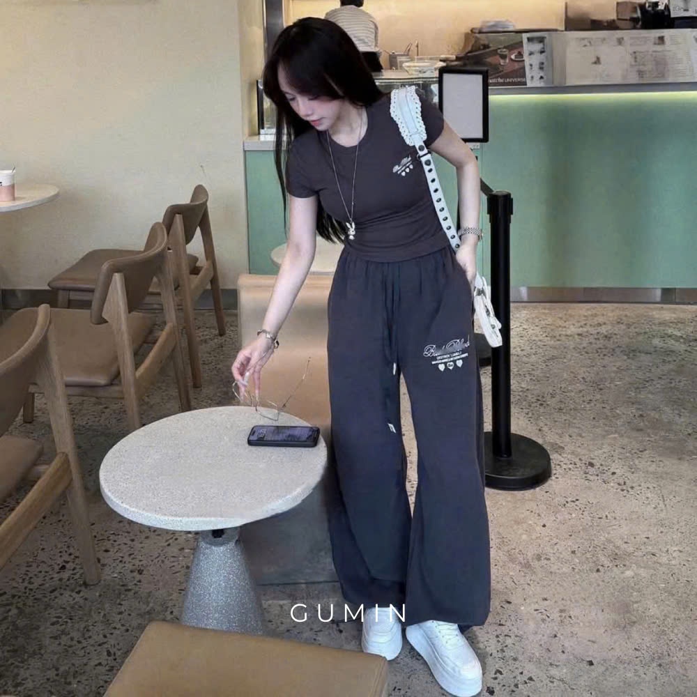 Set bộ nữ cộc tay GUMIN thiết kế gồm áo thun trơn ôm có hình thêu ngực kèm quần bom dài có dây rút eo cao cấp