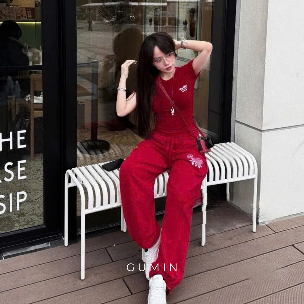 Set bộ nữ cộc tay GUMIN thiết kế gồm áo thun trơn ôm có hình thêu ngực kèm quần bom dài có dây rút eo cao cấp