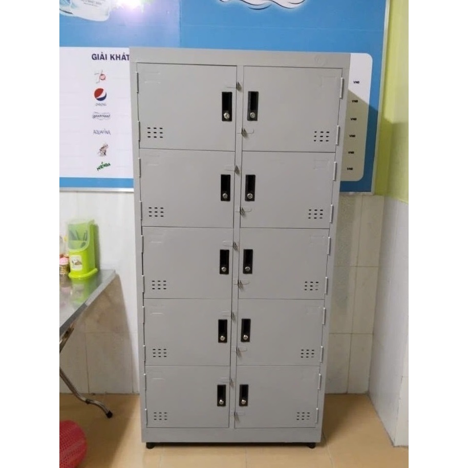 Tủ locker đựng đồ cá nhân có khoá cho nhân viên công ty.