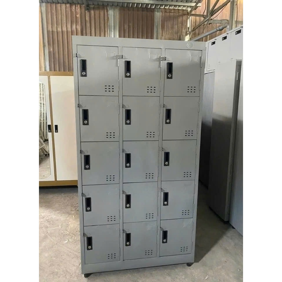 Tủ locker đựng đồ cá nhân có khoá cho nhân viên công ty.