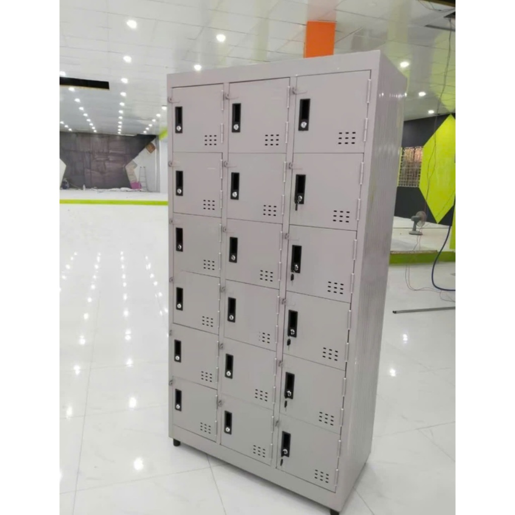 Tủ locker đựng đồ cá nhân có khoá cho nhân viên công ty.