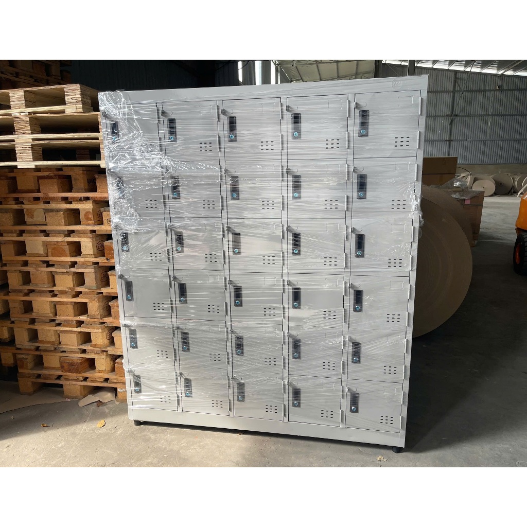Tủ locker đựng đồ cá nhân có khoá cho nhân viên công ty.