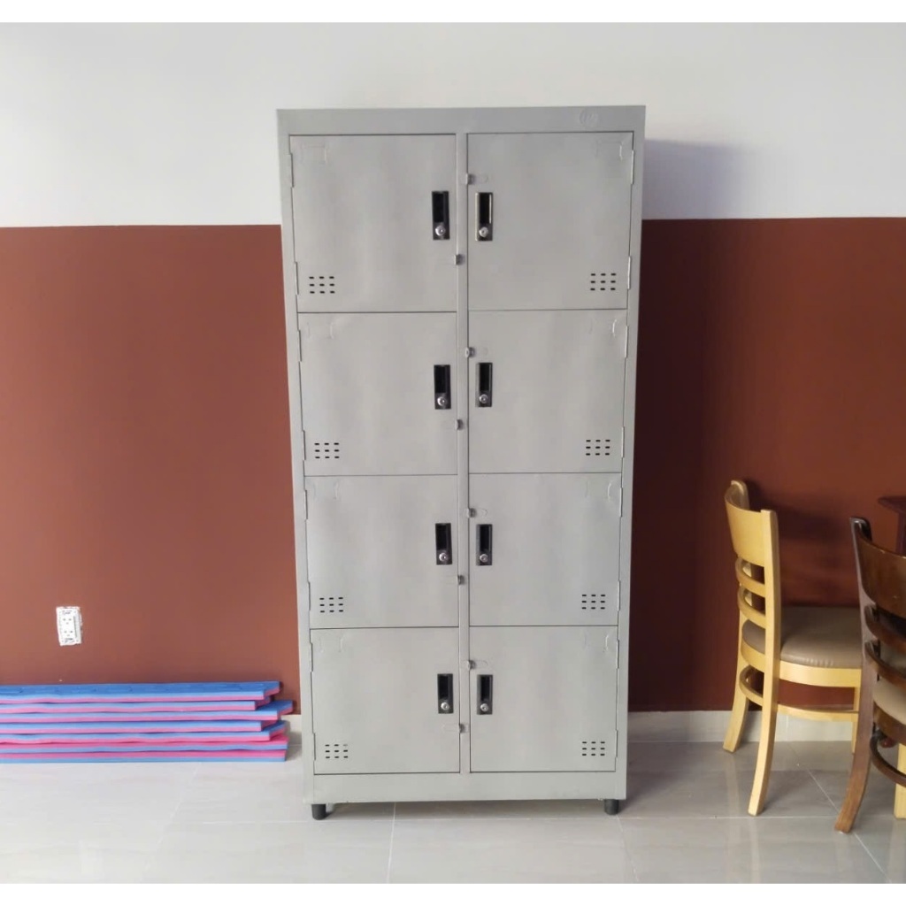 Tủ locker đựng đồ cá nhân có khoá cho nhân viên công ty.