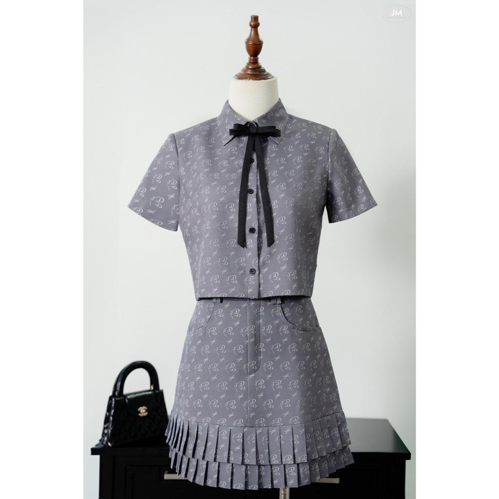 Ảnh Set Áo croptop cổ đức cách điệu đính nơ in họa tiết 2T06.2502K, Chân váy họa tiết xếp ly 2 tầng 4S06.2502K, Set Monogram 3