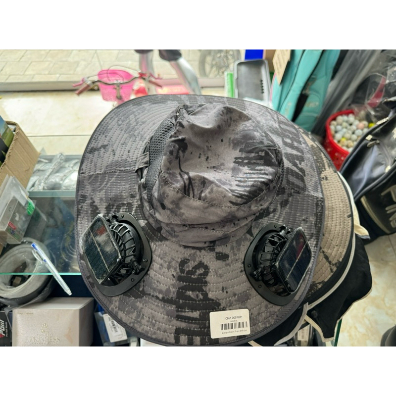 mũ golf có 2 quạt tích điện bằng năng lượng mặt trời