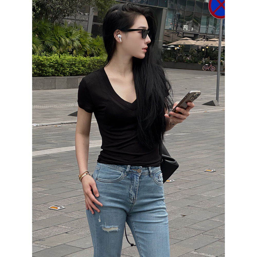 Áo Thun Ôm Body Zynd – Cổ V, Chất Thun Co Giãn 4 Chiều, Mềm Mại, Phù Hợp Mọi Dáng Người – DC-M998