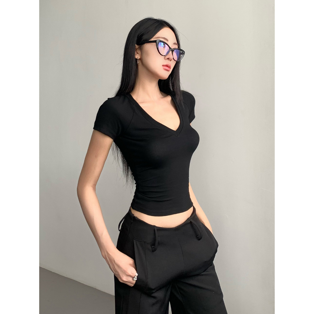 Áo Thun Ôm Body Zynd – Cổ V, Chất Thun Co Giãn 4 Chiều, Mềm Mại, Phù Hợp Mọi Dáng Người – DC-M998