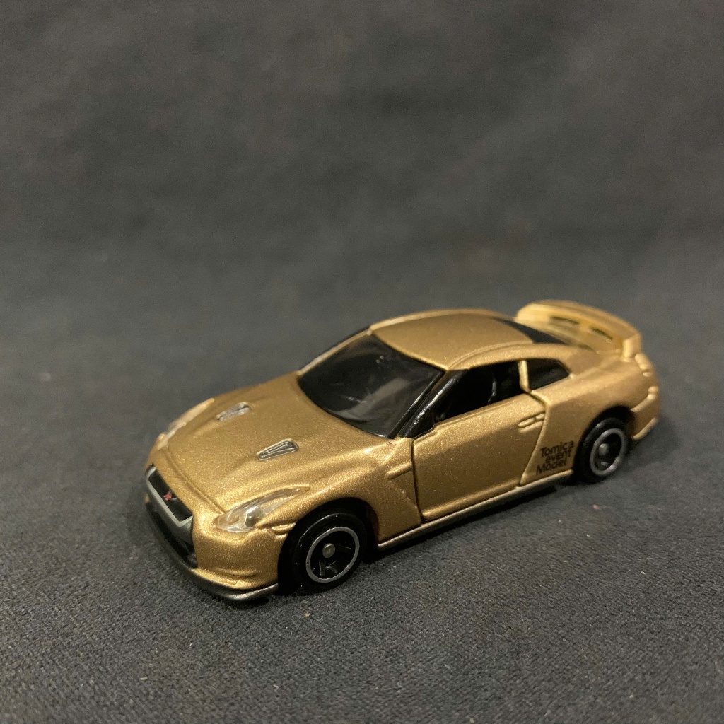 Xe mô hình Tomica Event Model Nissan GT-R R35 Gold, hàng còn đẹp không ...