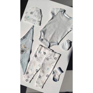 Set đầy tháng newborn 8 món BÉ TRAI (Fullbox như hình, có túi xách đi kèm) (48-62 cm)