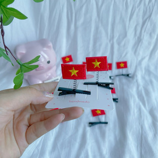 Set 02 kẹp lò xo hình lá cờ Tổ Quốc chào mừng ngày Lễ Quốc Khánh/ các dịp lễ lớn của Đất Nước