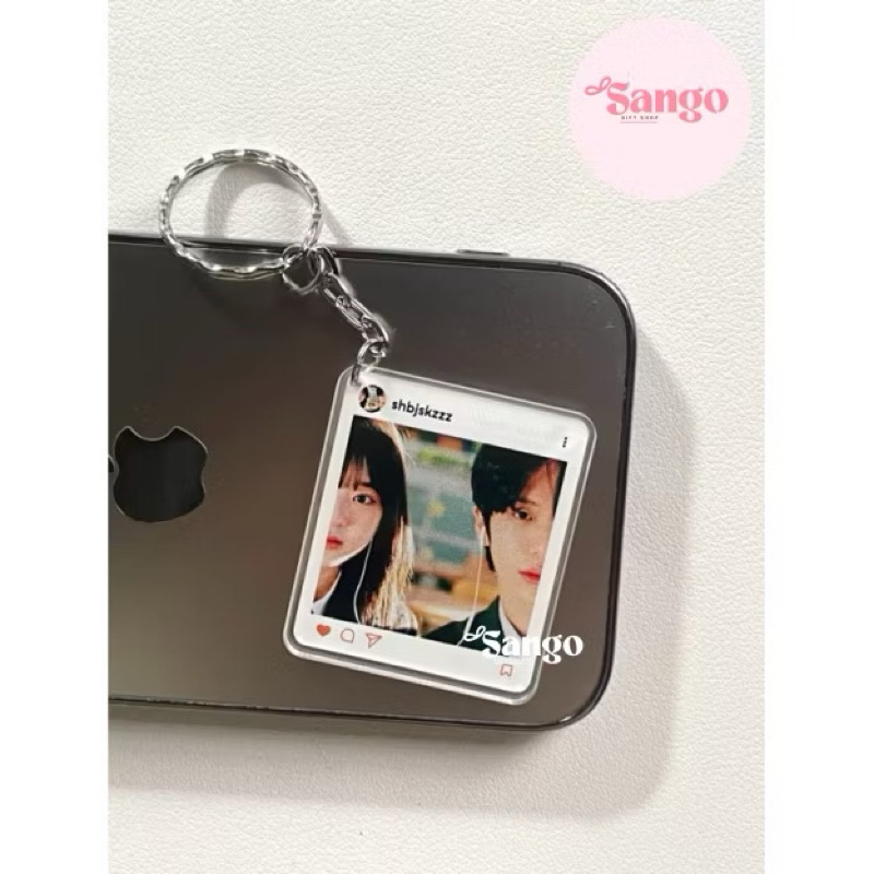 Móc khóa nền trong uv theo yêu cầu - Sango
