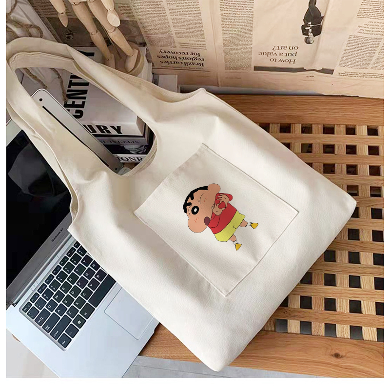 Túi vải Canvas in họa tiết Shin Cậu Bé Bút Chì dễ thương, ngộ nghĩnh, phù hợp đi làm, đi chơi, thiết kế liền thân.