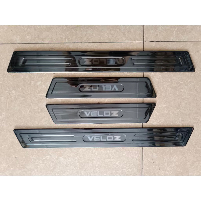 Ốp bậc cửa, nẹp bước chân xe Toyota Veloz 2022-2025 vân Titan Hàng Cao Cấp
