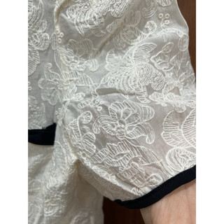 Pass Áo sơ mi croptop cổ tim chất thô trắng thêu size L T119