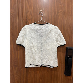 Pass Áo sơ mi croptop cổ tim chất thô trắng thêu size L T119