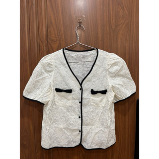 Pass Áo sơ mi croptop cổ tim chất thô trắng thêu size L T119
