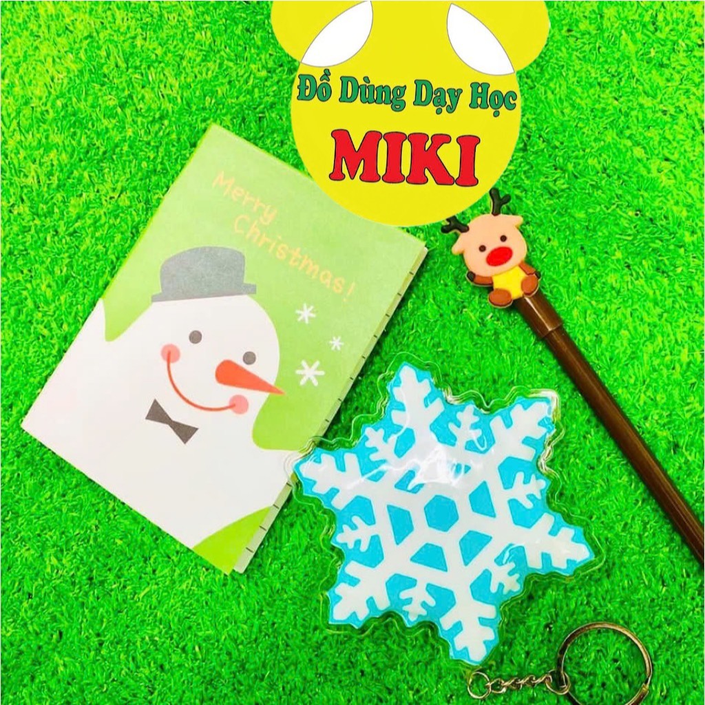 Set Quà Noel gồm 1 móc khóa + 1 sổ + 1 bút gel mực đen (mix mẫu ngẫu nhiên)