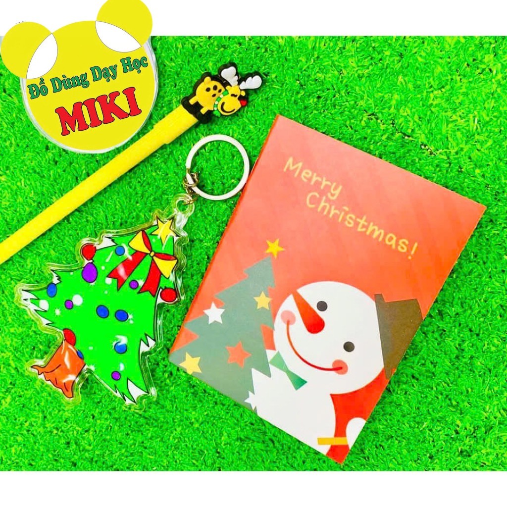 Set Quà Noel gồm 1 móc khóa + 1 sổ + 1 bút gel mực đen (mix mẫu ngẫu nhiên)