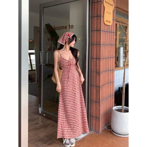 Váy caro dáng dài hở lưng kèm turban