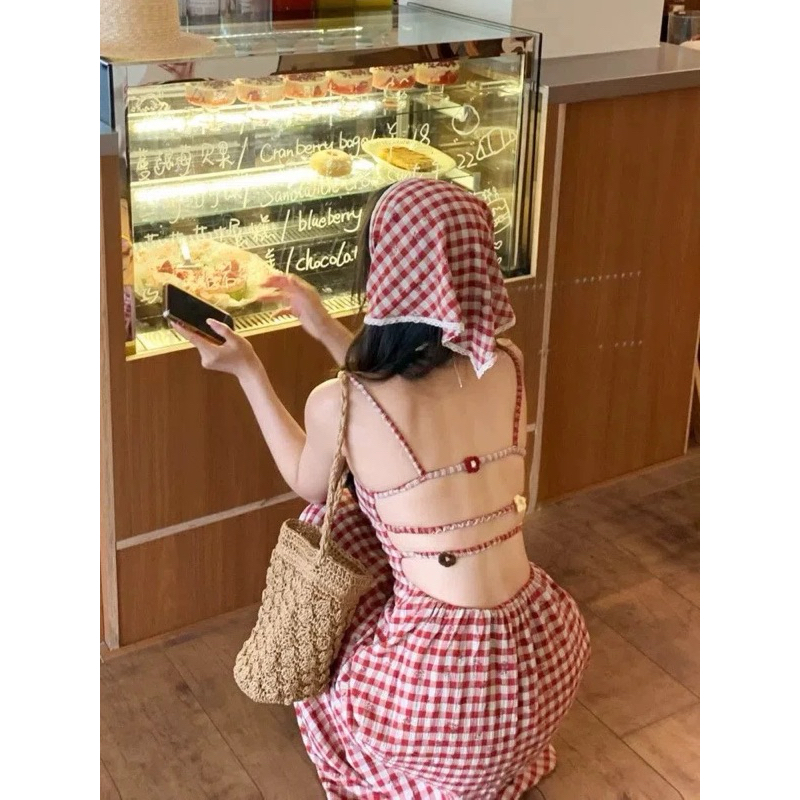 Váy caro dáng dài hở lưng kèm turban
