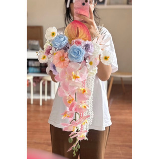 bó hoa cưới dáng thác đổ phối nhiều mẫu hoa Ceveria TD 00345