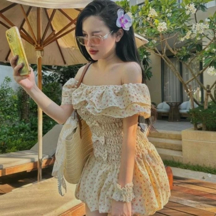 Váy hoa nhí - Váy trễ vai hoa nhí hồng thân chun đính nơ gấu bồng CAROT SHOP1520