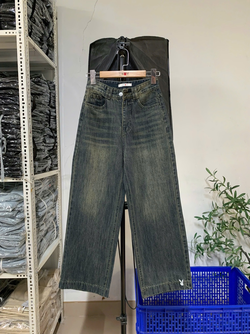 Ảnh Quần Jean Ống Suông Nữ Dáng Ngắn Vải Mềm ENVY J150 3