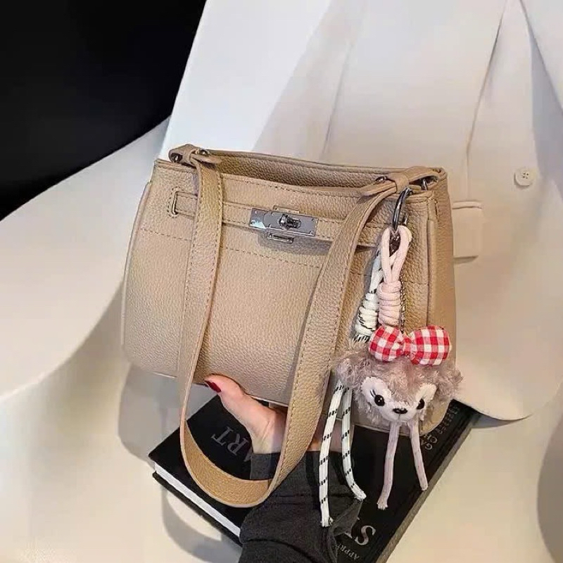 Túi xách da mềm tặng kèm CHARM GẤU siêu dễ thương đeo chéo đeo vai