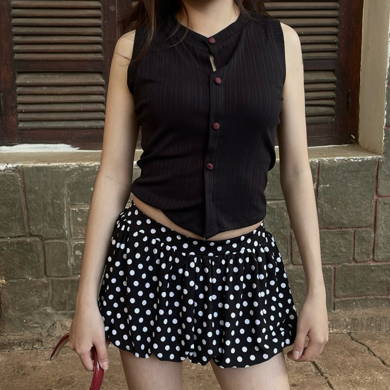 •Chân váy chấm bi phom bí siêu cưng.