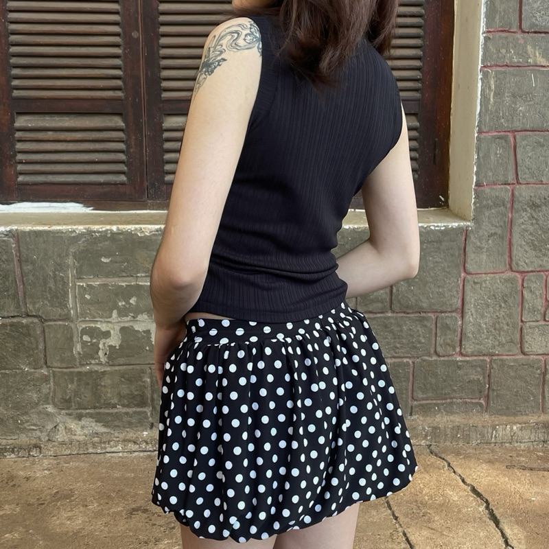 •Chân váy chấm bi phom bí siêu cưng.