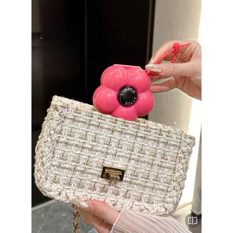 Hộp chia 6 ngăn hình bông hoa nhỏ gọn, tiện lợi
