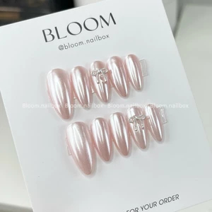 Nailbox thiết kế tráng gương nền hồng pastel thanh lịch nơ bạc xinh Bloom.nailbox