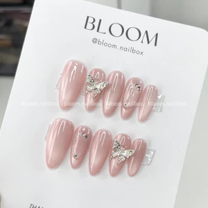 Nailbox thiết kế mắt mèo hồng ánh trăng charm bạc sáng sang chảnh by Bloom.nailbox