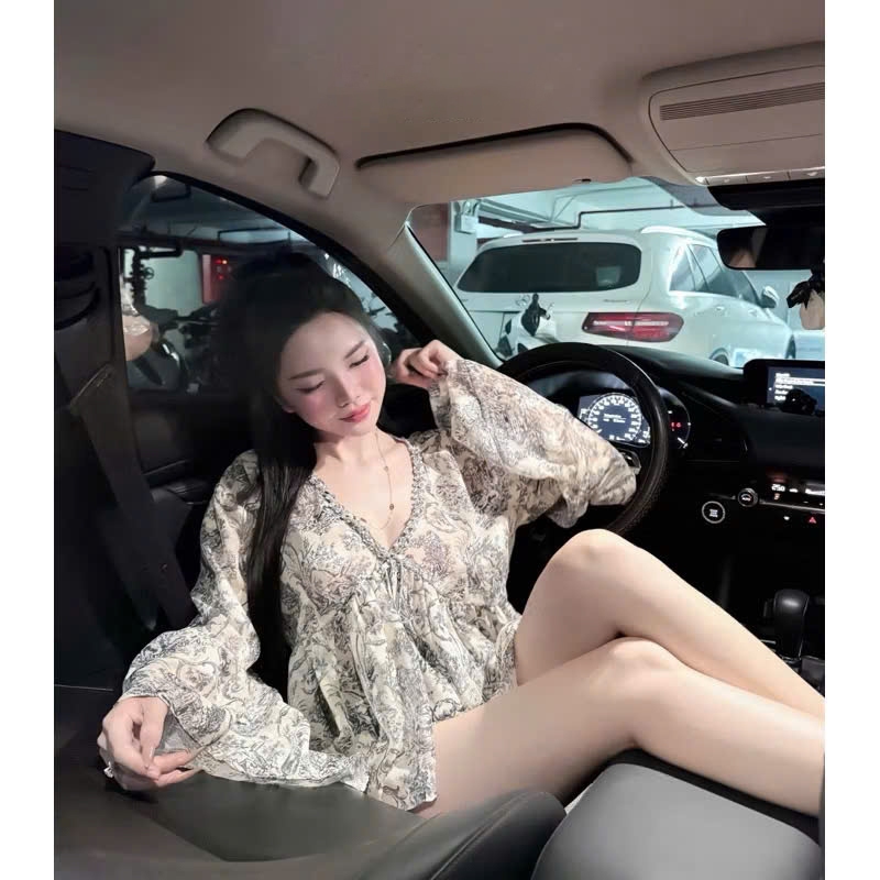 Áo sơ mi tơ họa tiết cổ viền đá bling tay loe sang chảnh by Charmie - M4406