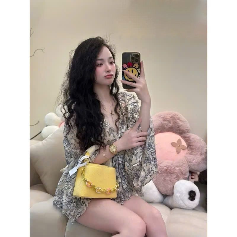 Áo sơ mi tơ họa tiết cổ viền đá bling tay loe sang chảnh by Charmie - M4406