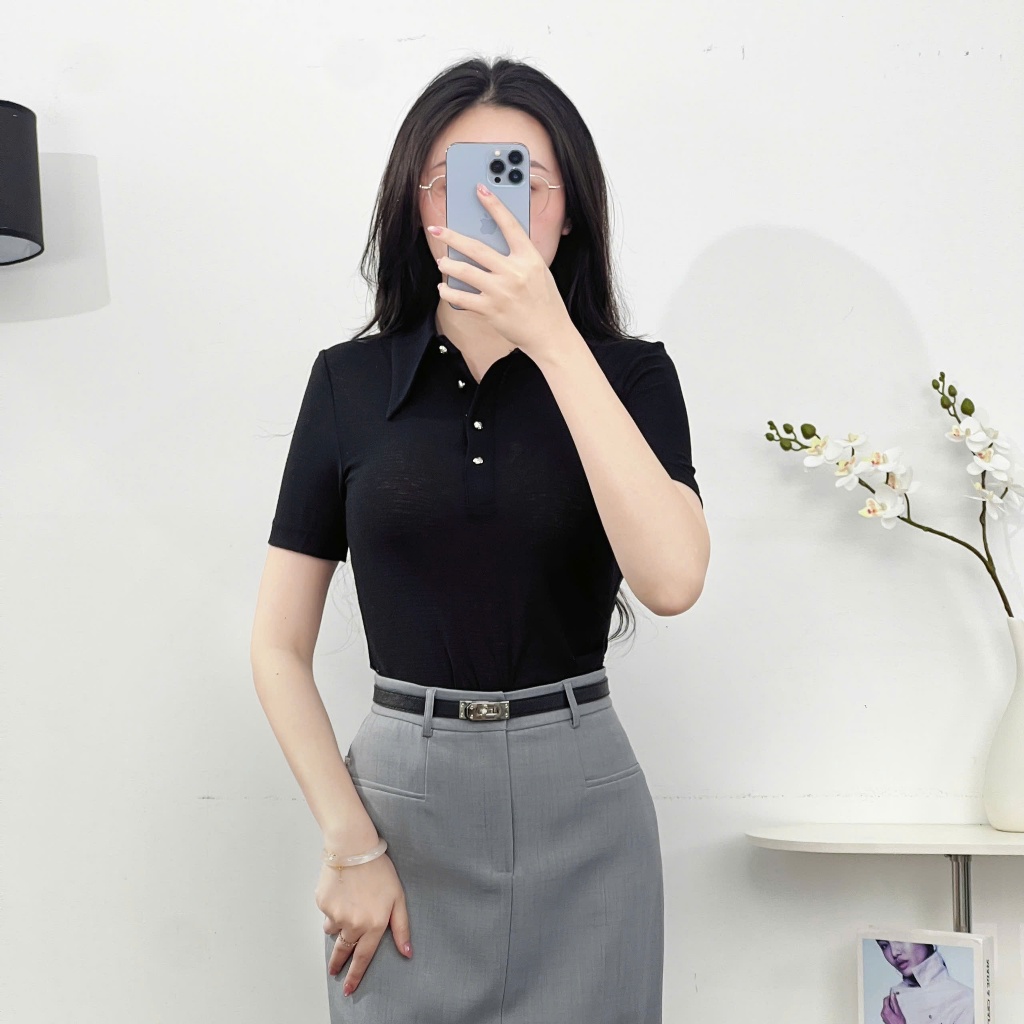 Ảnh Áo Thun Nữ 𝐂𝐂𝐇𝐀𝐓 Dáng Ôm Nẹp V Lệch Gấu Vát Chất Liệu Co Giãn 4 Chiều 15TNC2002OT 2
