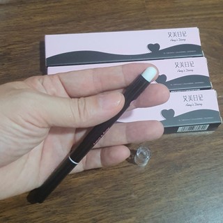 Son lì thương hiệu Amy's Diary, có 1 đầu son và 1 đầu cọ tán son, siêu tiện lợi đem đi làm, đi chơi