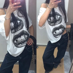 Áo thun cộc tay form boxy trễ vai màu trắng hoạ tiết đen hình môi cá tính chất cotton ABBT032- Tiktik