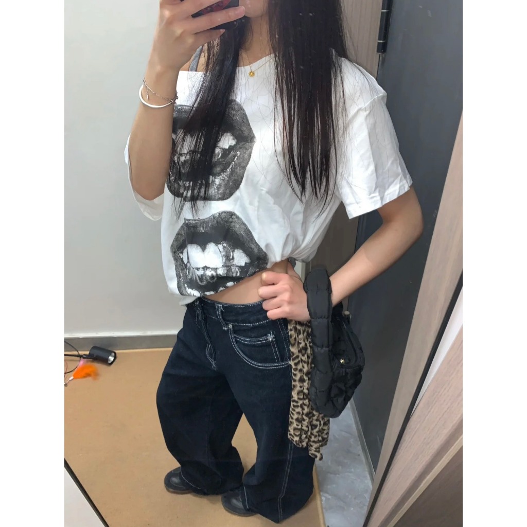 (sẵn) Áo thun cộc tay form boxy trễ vai màu trắng hoạ tiết đen hình môi cá tính chất cotton ABBT032- Tiktik