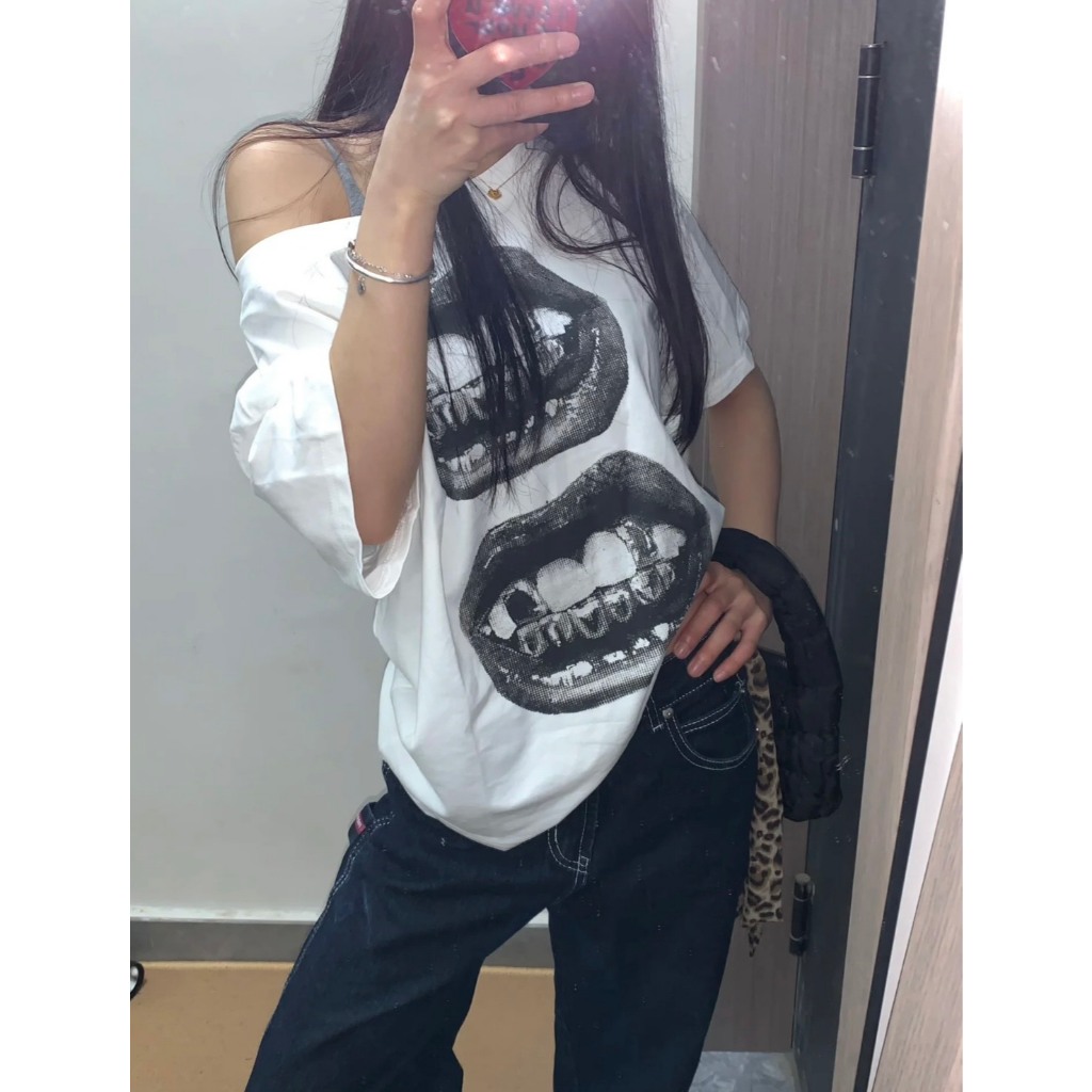 (sẵn) Áo thun cộc tay form boxy trễ vai màu trắng hoạ tiết đen hình môi cá tính chất cotton ABBT032- Tiktik