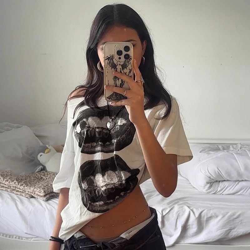 (sẵn) Áo thun cộc tay form boxy trễ vai màu trắng hoạ tiết đen hình môi cá tính chất cotton ABBT032- Tiktik