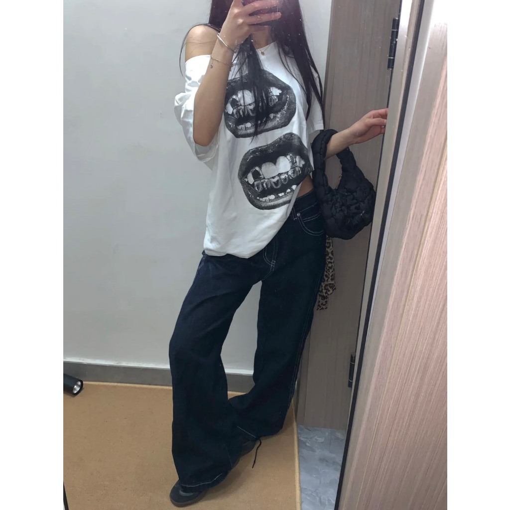 (sẵn) Áo thun cộc tay form boxy trễ vai màu trắng hoạ tiết đen hình môi cá tính chất cotton ABBT032- Tiktik