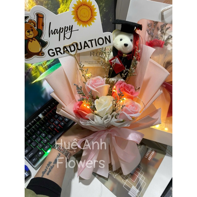 SET KỈ YẾU 5B HỒNG MIX TÌNH NHÂN(+ GẤU+BN BANER HAPPY GRADUATION TÚI ...