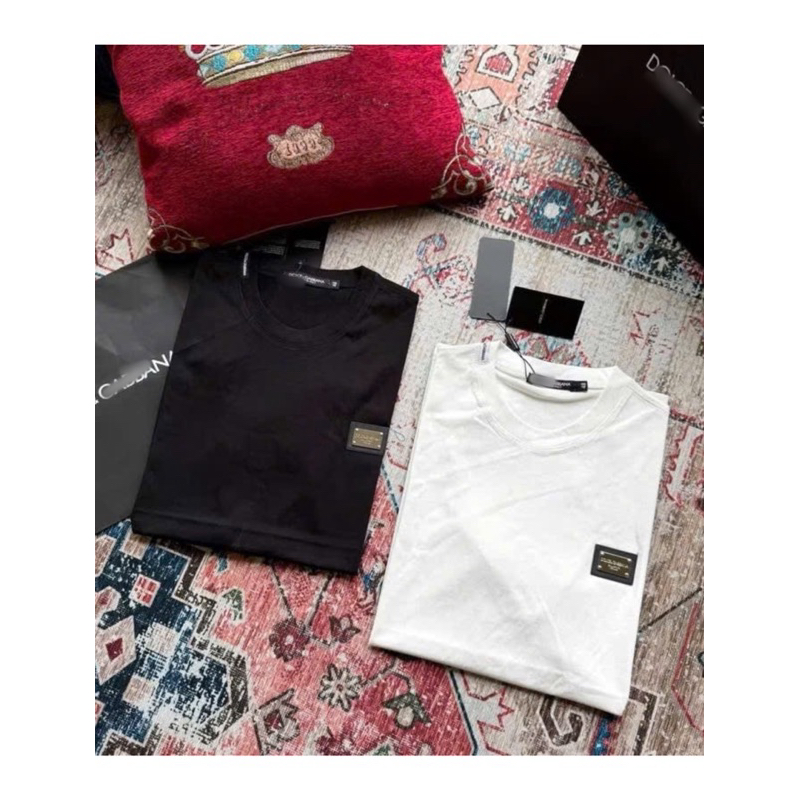 ⚡️[Hight Quality] Áo Phông D1L & Ga11 Logo Plaque T Shirts - Điểm Nhấn Logo Tag Bạc Đơn Giản Thanh Lịch Qccc Hottrend